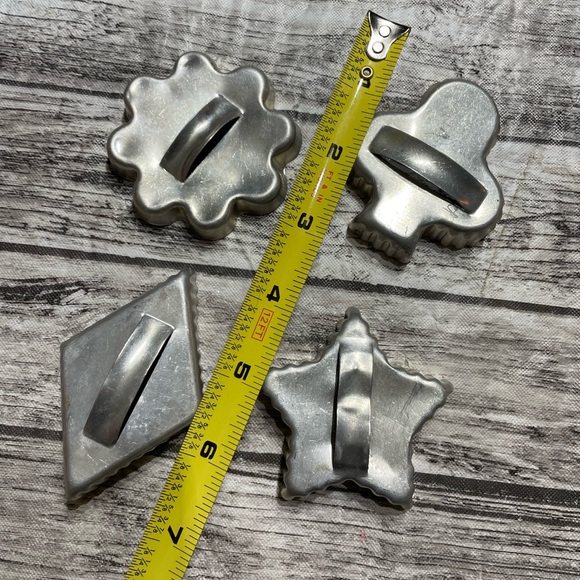 Set of 4 Vintage scallop edged ridges shape shortbread cookie cutters guc - Picture 3 of 4
